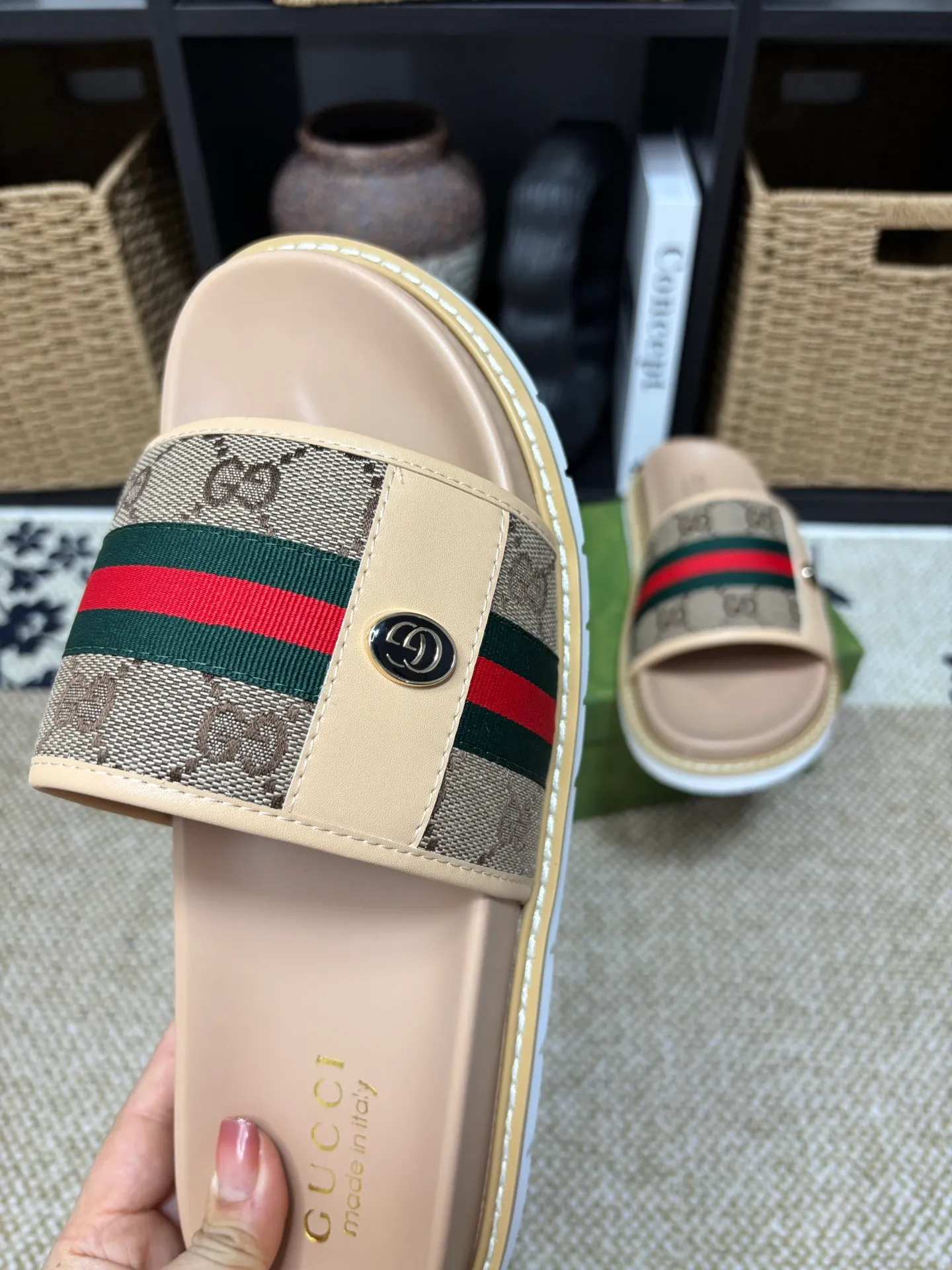 Factory 💰 300 yuan Gucci slippers] high-end men's shoes brand official website 1:1 latest masterpiece: original mold customization, the fabric is made of imported original materials, upgraded outsole, lighter and non-slip. The market's top quality, simple yet tasteful, a must-have for fashionistas, fashionable at your feet, full of confidence, the same style at the counter 👍The season of summer slippers is here. Code: 38-45 (45 customized)